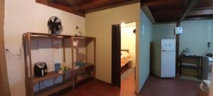 Habitación con cama y nevera. en Stay-ya, Diplo's Street, en Puerto Limón