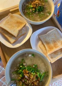 uma mesa com três tigelas de sopa e torradas em บ้านชมฟ้า - Bann Chomfah Resort & Cafe 