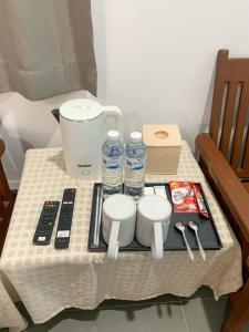 uma mesa com um processador de alimentos e duas garrafas de água em บ้านชมฟ้า - Bann Chomfah Resort & Cafe 