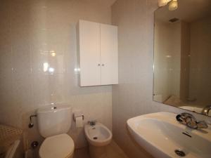 ein weißes Badezimmer mit Toilette und Waschbecken in der Unterkunft EMPÚRIES 7 - Apartamento con vistas espectaculares desde la terraza. - ES-228-167 in Llança + 17 Fotos