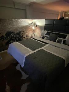 um quarto com uma cama grande e uma parede de tijolos em Downtown CLE Loft, River View, King Bed, Free Parking em Cleveland
