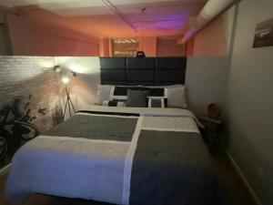 ein Schlafzimmer mit einem großen Bett in einem Zimmer in der Unterkunft Downtown CLE Loft, River View, King Bed, Free Parking in Cleveland