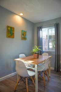 einen Esstisch und Stühle mit Pflanze drauf in der Unterkunft Relaxing Home With SF Bay View in Millbrae
