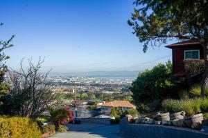 uma vista para uma cidade a partir de uma colina com uma casa em Relaxing Home With SF Bay View em Millbrae