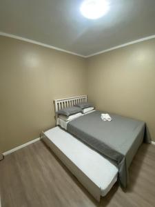 1 dormitorio con 1 cama en una habitación en Apartamento na rua coberta Gramado, en Gramado
