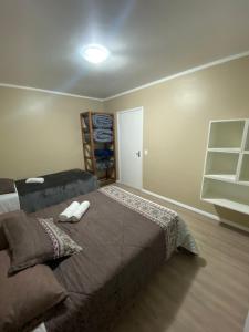 1 dormitorio con 1 cama grande en una habitación en Apartamento na rua coberta Gramado, en Gramado
