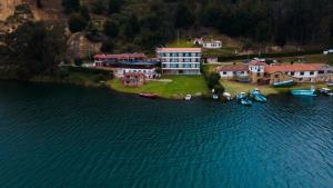 een luchtzicht op een resort met boten in het water bij Hotel Refugio Santa Ines in Aquitania