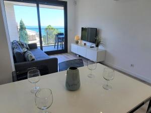 a living room with a table with wine glasses on it at Apartamento Llançà, 1 dormitorio, 4 personas - ES-170-5 in Llança