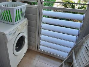 een wasmachine en droger in een kamer met een raam bij Apartamento Llançà, 3 dormitorios, 6 personas - ES-170-47 in Llança