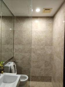 een badkamer met een toilet, een wastafel en een douche bij Ampang Luxurious Staycation in Kuala Lumpur