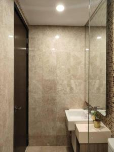 een badkamer met een wastafel en een glazen douche bij Ampang Luxurious Staycation in Kuala Lumpur