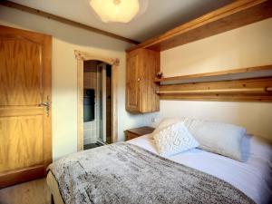 Schlafzimmer mit einem Bett und Holzschränken in der Unterkunft Appartement Méribel, 3 pièces, 6 personnes - FR-1-688-71 in Méribel