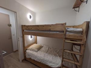 un par de literas en una habitación en Appartement Chamonix-Mont-Blanc, 2 pièces, 4 personnes - FR-1-343-250, en Chamonix-Mont-Blanc