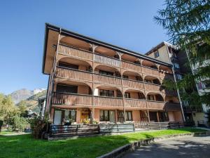 un edificio con balcones en un lateral en Appartement Chamonix-Mont-Blanc, 2 pièces, 4 personnes - FR-1-343-250, en Chamonix-Mont-Blanc