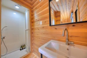 y baño con lavabo y espejo. en おそとのてらす　南アルプス, en Minami Alps