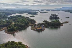 una isla en el agua con una casa en ella en Sunset Nam Ngum resort en Vang Vieng