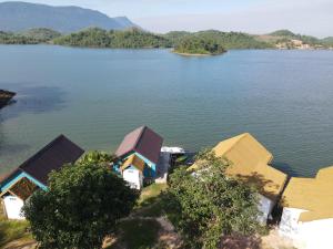 - une vue aérienne sur un grand lac avec des maisons dans l'établissement Sunset Nam Ngum resort, à Vang Vieng