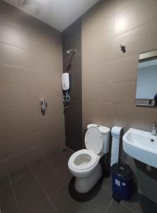 bagno con servizi igienici e lavandino di Mass Hotel a Kampong Kerayong