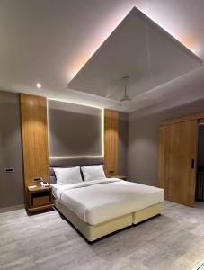 Ένα ή περισσότερα κρεβάτια σε δωμάτιο στο HOTEL RAJMAHAL