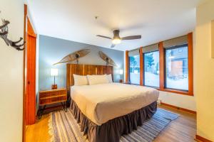 una camera con letto e ventilatore a soffitto di Luxurious Remodeled Village Oasis a Mammoth Lakes