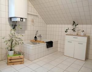 y baño con lavabo y bañera. en Dorfidyll im Grünen, en Mittelherwigsdorf