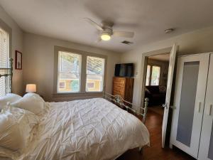 sypialnia z białym łóżkiem i oknem w obiekcie Cute & Quiet Garage Apt Home w mieście Houston