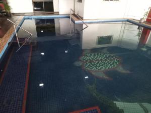 an empty swimming pool with a large pool at Nadi Airport Transit Hotel in Nadi