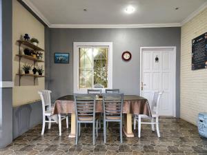 - une salle à manger avec une table et des chaises dans l'établissement Alessandra Villa, à Lembang