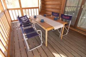 沼尻にあるShakunagedaira Rental Cottage - Vacation STAY 18468vの木製テーブル、デッキ(椅子2脚付)