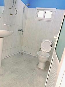 La salle de bains est pourvue de toilettes et d'un lavabo. dans l'établissement Chez Nofy Toamasina, à Toamasina