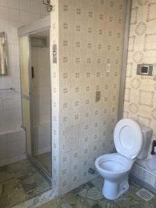 uma casa de banho com um WC e um chuveiro em Apartamento no Hotel Quitandinha 40 em Petrópolis