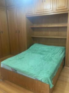 łóżko w pokoju z drewnianymi szafkami w obiekcie Apartamento no Hotel Quitandinha 40 w mieście Petrópolis