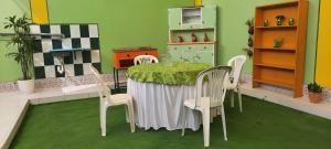 ein Zimmer mit einem Tisch und Stühlen in einem Puppenhaus in der Unterkunft CASA TESORITOS in Urbanizacion Buenos Aires