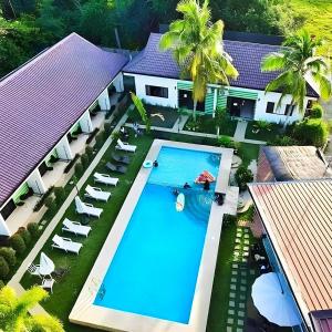- une vue aérienne sur la piscine de la villa dans l'établissement Chinita Boutique Hotel, à Panglao