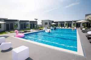 Bazén v ubytování Jeju Chrismas Resort nebo v jeho okolí