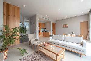 Posezení v ubytování New 3BR Pool Villa Long One A5 with Chalong Bay view