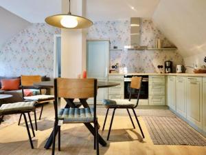una cocina con mesa y sillas. en Wohnung 4 Personen in Nieblum, en Nieblum