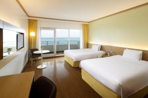 Ένα ή περισσότερα κρεβάτια σε δωμάτιο στο Saipan World Resort
