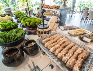 ein Buffet mit Speisen und Gemüse auf dem Tisch in der Unterkunft Saipan World Resort in Susupe