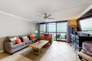 ein Wohnzimmer mit einem Sofa und einem Tisch in der Unterkunft Golden Sands 618 in Ocean City