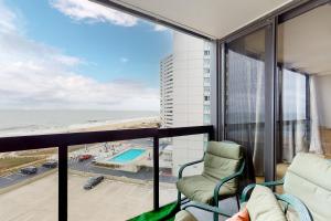 balcón con sillas y vistas a la playa en Golden Sands 618, en Ocean City