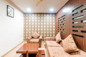 uma sala de estar com um sofá e uma mesa em Treebo Trend Spring Brooks - Kalyani Nagar em Pune