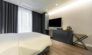 Pohang Hotel Noblion的电视和/或娱乐中心