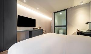 Pohang Hotel Noblion的电视和/或娱乐中心