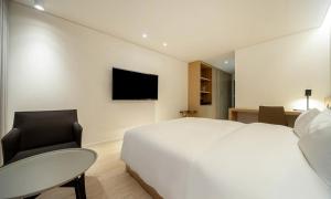 Pohang Hotel Noblion的电视和/或娱乐中心