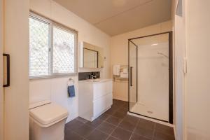 een badkamer met toilet en douche bij Lushingtons Bay - Takamatua in Akaroa +15 foto's