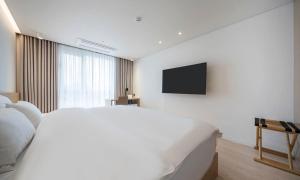 Pohang Hotel Noblion的电视和/或娱乐中心
