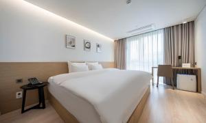 Pohang Hotel Noblion客房内的一张或多张床位