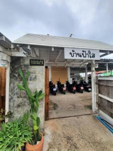 un grupo de motocicletas estacionadas en un garaje en บ้านฟ้าใส รีสอร์ท เกาะล้าน en Ko Larn