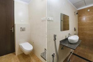 y baño con aseo y lavamanos. en FabHotel The Villa I, en Prayagraj